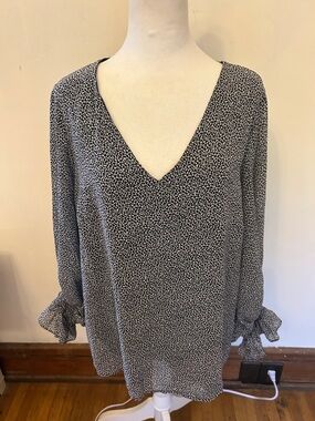 1. State Black & White V-Neck long sleeve Shift Blouse Size L EUC